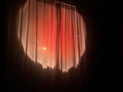 “神明休憩的间隙,我仰望高台上的垂帘,烛火将熄的夜晚,神探下