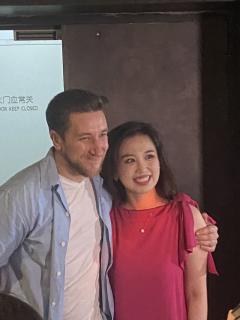 爱死了极简主义的舞美 每一个道具都有它的用途和含义 ,高耸