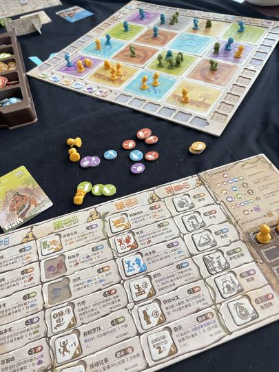 dc首发，但粗制滥造👎。文明的题材加上播棋的机制本应是王炸，但却像端上来了一个10多年前的未完成品。

文明圆寂（懒得改这个错别字了）通过播棋获取资源，分数的主要来源是人数与技术。整个游戏其实就是一个