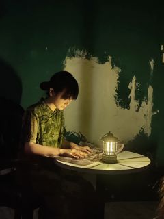 “如果爱意能在前路与你重逢，下一程，能否为我折一支玫瑰，让它