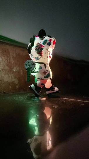 感觉这只熊猫有点孤独，背上行囊离家出走，闯天下