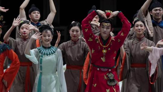 都说没读过《红楼梦》的人生不完整，看那剧人没看过舞剧《红楼梦》的剧生也不完整
总算填上了这个缺
主要的情节展现围绕着宝钗黛展开，另外除了王熙凤元春，其余人戏份不多，配角更是只有贾母与刘姥姥
从“入府”