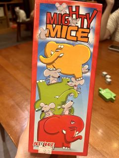 远远看过去以为是大象在采石堆里演杂技，仔细一看才知道原来是大