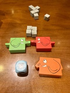 远远看过去以为是大象在采石堆里演杂技，仔细一看才知道原来是大