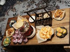 休言万事转头空，未转头时皆梦。

长夜，今朝，是非黑白颠倒；