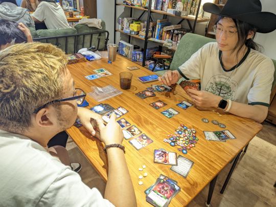 今日位于昆明闪蝶桌游之夜Café的试玩活动完美谢幕！发出去了好多超级福利，有免单卡啥的，第一名直接抱走了双人起始包～*倒数第三张图全是火星人，特别搞，《第一类接触》了属于是