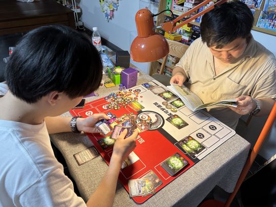【咕咕桌游俱乐部】熔钥秘境试玩会圆满结束！
感谢A社与千岛的大力支持；


这个游戏你只需要买一副牌组就可以玩到退坑的游戏！每一副牌组都是宇宙里独一无二的存在，有专属的名称，专属的牌背，专属的牌组构成