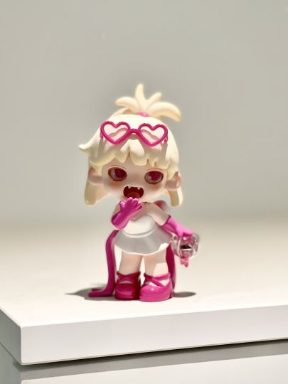 这位女明星实物比图片好看太多了，看图第一喜欢依赖，第二喜欢失控，幻想紫粉色看图片土土的，三只都入了，结果幻想拆盒就有惊艳到，实物太好看了，值得第一名！