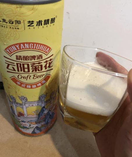 云阳菊花。重庆艺术精酿一乡一品推出的一款夏日新品。今天来尝尝。

酒精度: 3.3度。原麦汁浓度: 10p。
原料: 水，麦芽，云阳菊花，啤酒花，酵母。

淡淡的金黄色酒液，泡沫奶白奶白的很绵密。
闻