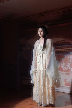 “青山落叶盛,观书南柯梦。”
“般若映浮生,润物宛清风。”
