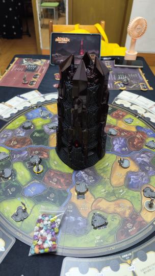 我们今天成功拯救了世界！
超主观点评：
1、必须先对这个塔赞一个，非常有质感，连上平板后一摆到地图上气势就出来了。
2、电子和桌游结合得很好：一是app的声音和画面都不错；二是设置时照着app的提示即