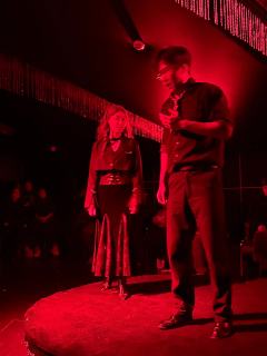 今夜,我,被选定的织梦师,来到这场神秘酒会。
迷离的灯光如梦