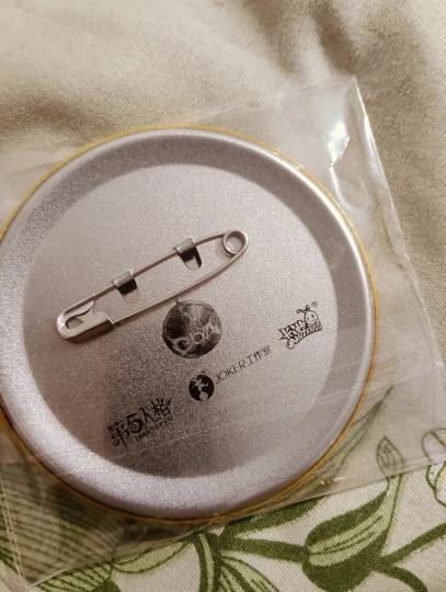 这个是不是盗版啊，在线下谷店抽的，我感觉是盗版，但是后面有印这些，有没有人可以跟我说下啊