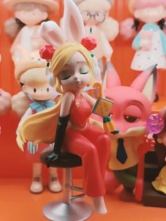 这个兔女郎美得不可方物，可惜椅子不是磁吸的，不然更好了！