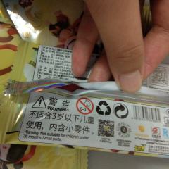 所有人都避雷这种卡包。
这种卡包是重塑包。
这袋子轻轻一拉就
