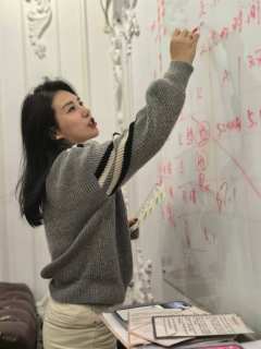 四小时下班本《加个V呗》,绝对巧妙的设计和丰富的趣味性,让人