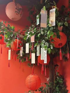 “想看我的心上人白衣金冠,想在坤华殿为他祈愿岁岁长安”
“希