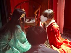 “想看我的心上人白衣金冠,想在坤华殿为他祈愿岁岁长安”
“希
