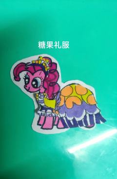  碧琪穿衣服了。第一套应该叫什么？手绘不太好看，忽略小细节，