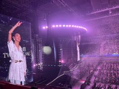 很有质感的演唱会，威亚出场，简约舞美，配上Penny细腻的演