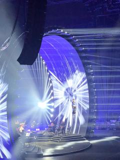 很有质感的演唱会，威亚出场，简约舞美，配上Penny细腻的演