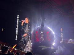 很有质感的演唱会，威亚出场，简约舞美，配上Penny细腻的演