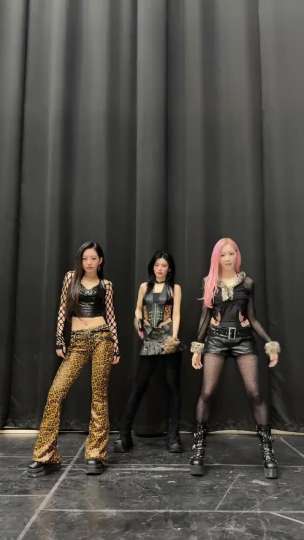 𝒟ℴ𝓃'𝓉 𝓎ℴ𝓊 𝓀𝓃ℴ𝓌 𝓉𝒽𝒶𝓉 𝓌ℯ'𝓇ℯ 𝓉ℴ𝓍𝒾𝒸? #ITZY #MIDZY  #YEJI #예지 #KISSOFLIFE #키스오브라이프 #JULIE @KISS OF LIFE  
