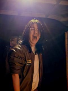 我,向来握得紧自己的方向盘。
很久很久以后,我对永恒不再好奇