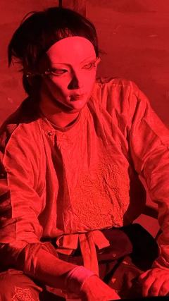 朕只学了做一个皇帝,
只会做一个皇帝,
所以也只能做一个皇帝