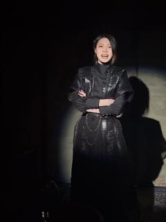 朕只学了做一个皇帝,
只会做一个皇帝,
所以也只能做一个皇帝