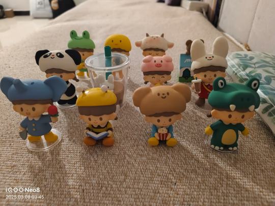 赶上网友退坑出娃的最后一波红利了😄
过于聊的来，尽然都没发现有个BUG
蹲一张困困羊的卡片吧😂😂
很愉快的购物经历！
PS:无大小盒，12个基础款，11张身份卡，缺困困羊的卡，微瑕，可以接受，摆台展柜