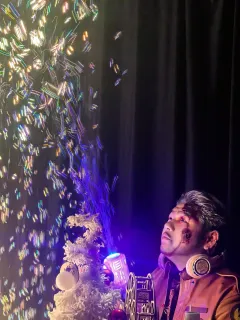 🌸文艺片既视感,镜头语言惊艳,但不建议盲冲。
🌸当火光亮