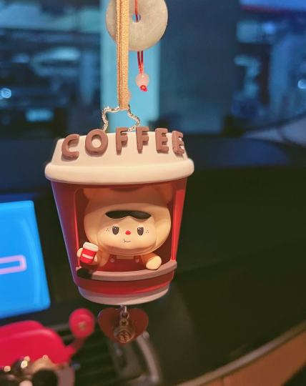 🥤咖啡做成车挂超可爱，很适合我的棕色内饰。这系列基本又小又轻，做车挂再合适不过了。
