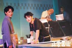 《正常营业》是一部原创沉浸式音乐剧,它以独特的叙事手法和深刻