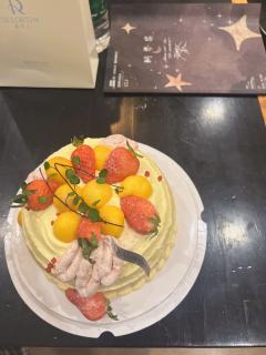 钢琴有黑白键,
而钢琴家的人生已随音乐,
划上最后一枚休止符