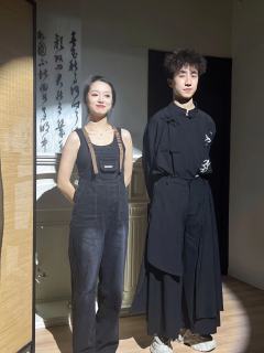 钢琴有黑白键,
而钢琴家的人生已随音乐,
划上最后一枚休止符
