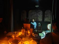 “曾把情丝，织就密不透风的网，
想把火焰困在落寞的心间，
赎