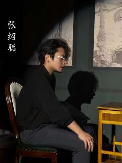 “曾把情丝，织就密不透风的网，
想把火焰困在落寞的心间，
赎