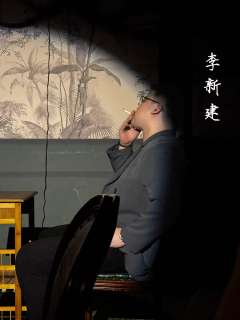 “曾把情丝，织就密不透风的网，
想把火焰困在落寞的心间，
赎