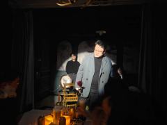 “曾把情丝，织就密不透风的网，
想把火焰困在落寞的心间，
赎