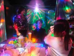 “曾把情丝，织就密不透风的网，
想把火焰困在落寞的心间，
赎