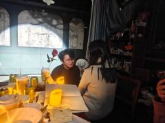 “曾把情丝，织就密不透风的网，
想把火焰困在落寞的心间，
赎