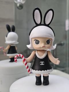 翻出来家里的古早娃，改一下。
以前的Molly真好看。