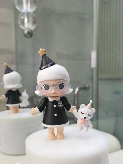 翻出来家里的古早娃，改一下。
以前的Molly真好看。