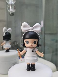 翻出来家里的古早娃，改一下。
以前的Molly真好看。