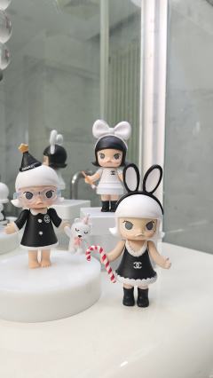 翻出来家里的古早娃，改一下。
以前的Molly真好看。