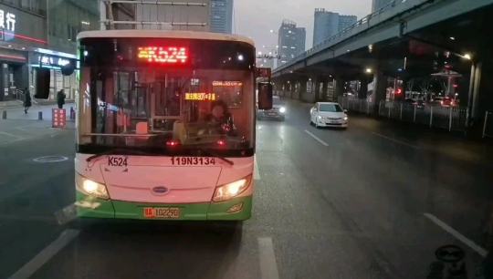 武汉公交K524路。这应该是K524的稀有车型吧。