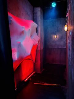 🎬推荐理由：首个机关环绕的沉浸现场，首个零距离“贴脸”的刺