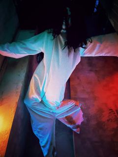 🎬推荐理由：首个机关环绕的沉浸现场，首个零距离“贴脸”的刺