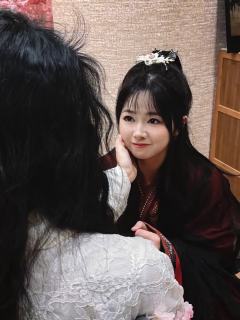 有一束光会透过层层乌云将我温暖
有一个人会越过层层阻碍向我走